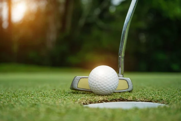 泰国美丽的高尔夫球场上的高尔夫球和高尔夫球杆 绿色背景草坪上的高尔夫球具收集 — 图库照片