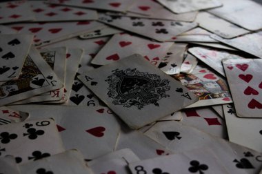 joker bayan olarak üstte seçilen kart ile yalan kartları