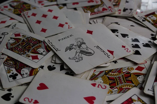 Liggande kort med det valda kortet ovanpå som en Joker Lady — Stockfoto