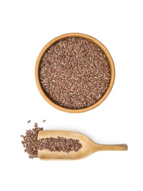 Ahşap kase ve bir kaşık keten tohumu veya keten tohumu altında yukarıda da beyaz arka plan üzerinde izole görüleceği