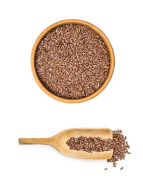 Ahşap bir kase ve izole üzerinde beyaz arka plan yukarıda görülen altındaki bir kaşık keten tohumu veya keten tohumu