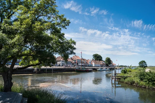 リーベ川の風光明媚な景色や 2018年 月南デンマークのユトランド半島にボートを係留 ストック画像
