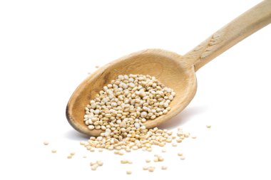 Tahta kaşık beyaz arka plan üzerinde izole sağlıklı quinoa tohumları ile sağdan