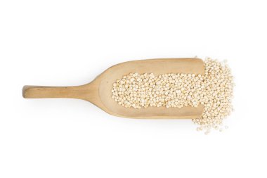 Quinoa tohumlar üzerinde tahta yukarıdan ve beyaz arka plan üzerinde izole kaşık