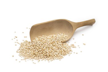 Beyaz arka plan üzerinde izole quinoa tohumları devrilmiş tahta kaşıkla