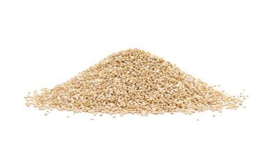Yandan görülen ve beyaz arka plan üzerinde izole quinoa tohumları yığını