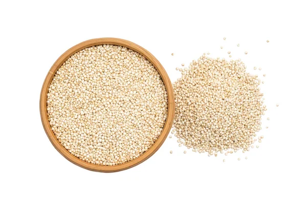 Quinoa Samen Einer Runden Holzschale Mit Einem Kleinen Haufen Daneben — Stockfoto
