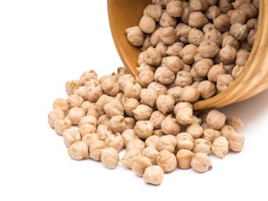 İzole üzerinde beyaz arka plan dökme nohut ile devrilmiş ahşap kase