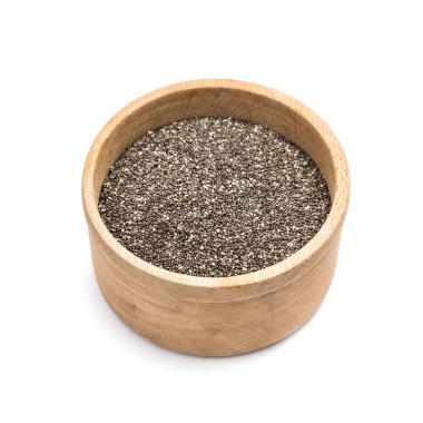Eğik yukarıda da görüleceği ve beyaz arka plan üzerinde izole chia tohumu ile ahşap kase