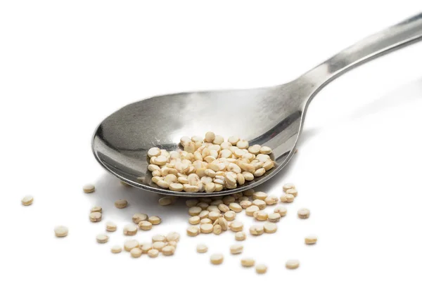 Nahaufnahme Von Quinoa Samen Auf Einem Metallteelöffel Isoliert Auf Weißem — Stockfoto