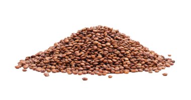 Yandan görülen ve beyaz arka plan üzerinde izole kırmızı quinoa tohumları yığını