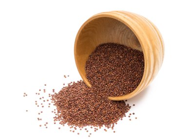 Kırmızı quinoa tohumları yüksek şekilde bakınca ve beyaz arka plan üzerinde izole devrilmiş ahşap kase