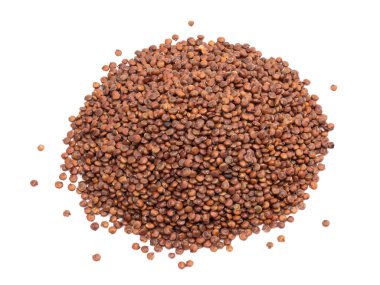 Eğik yukarıda da görüleceği ve beyaz arka plan üzerinde izole kırmızı quinoa tohumları yığını