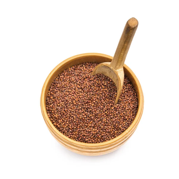 红色奎奴亚种子在一个木碗与勺子看到斜从上面和孤立的白色背景 — 图库照片