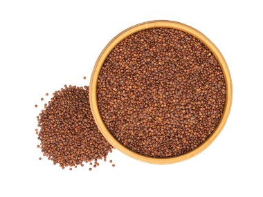 Kırmızı quinoa tohumları doğrudan yukarıda da belirttiğim gibi ve beyaz arka plan üzerinde izole yanında küçük bir yığın bir ahşap kase