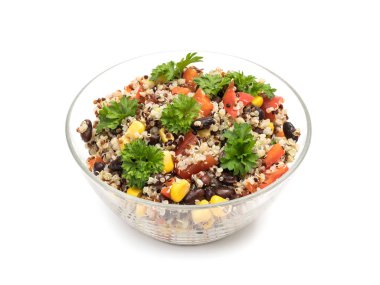 Cam kase kırmızı biber, Mısır, domates, siyah quinoa salata ile fasulye, maydanoz ile tepesinde ve beyaz arka plan üzerinde izole