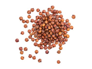 Yukarıda da görüleceği ve beyaz arka plan üzerinde izole kırmızı quinoa tohumları küçük yığını