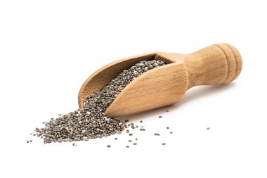 Küçük tahta kaşık veya eğik yan gördüm ve beyaz arka plan üzerinde izole chia tohum ile kepçe