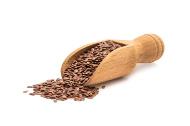 Küçük tahta kaşık veya linseeds veya eğik yan gördüm ve beyaz arka plan üzerinde izole keten tohumu ile kepçe