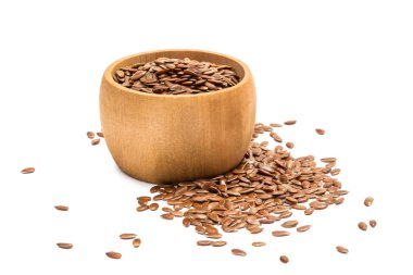 Küçük ahşap kase ile linseeds ya da keten tohumu yanında Marnixkade bazı ön ve sağ döktü ve beyaz arka plan üzerinde izole