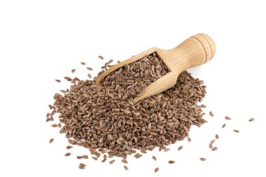 Linseeds og keten tohumu konuşabilerek yukarıda da görüleceği ve beyaz arka plan üzerinde izole küçük bir ahşap kepçe ile yığını