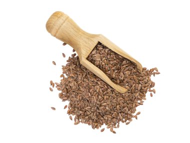 Yığın ve linseeds veya doğrudan yukarıda da belirttiğim gibi ve beyaz arka plan üzerinde izole keten tohumu ile ahşap Kepçe