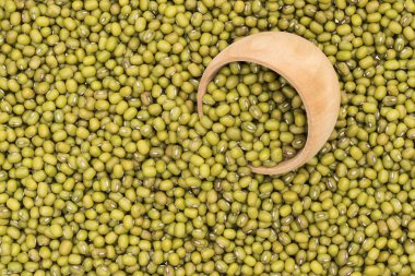 Ahşap kase ile Mung fasulye