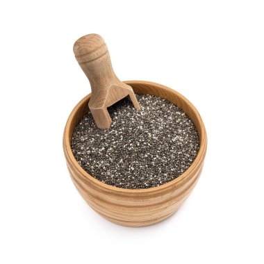 Çim tohumlu ahşap kase ve sol tarafında kepçeyle yukardan eğimli ve beyaz arka planda izole edilmiş bir manzara.