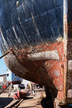 Eski geminin alt omurgası ve kıç tarafındaki tersaneyi kapatın.