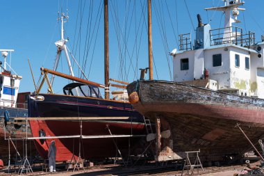 Hundested Danimarka 'daki tersanenin onarımı için karadaki eski tekneleri kapatın.
