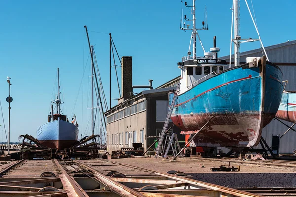 Hundested Danimarka 'daki tersanede onarılması gereken eski tekneler var.
