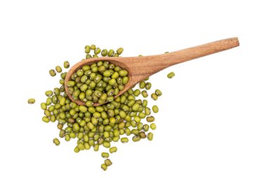 Kahverengi eğimli bir kaşık üzerinde Mung fasulyesi doğrudan yukarıdan görünüyor ve beyaz arka planda izole edilmiş.