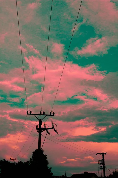 電線と素晴らしい夜の光と曇り空の美しい画像 — ストック写真
