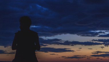 Günbatımında insan silueti