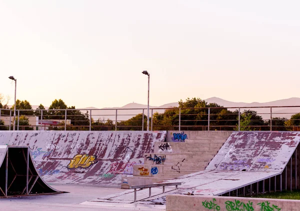 Beyaz Gökyüzü Ile Yaz Aylarında Skatepark Fotoğrafı — Stok fotoğraf