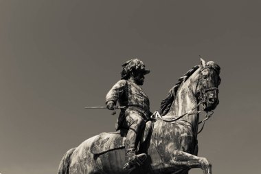 Siyah beyaz renkli at üzerinde bir kişinin çok yüksek heykeli fotoğrafı