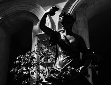 Arkasında ağaç olan güzel bir heykelin inanılmaz fotoğrafı.