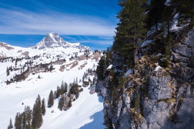 Avusturalya 'da mavi gökyüzü ve insansız hava aracı ile kış manzarası