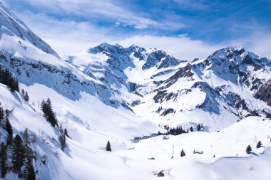 Avusturalya 'da mavi gökyüzü ve insansız hava aracı ile kış manzarası
