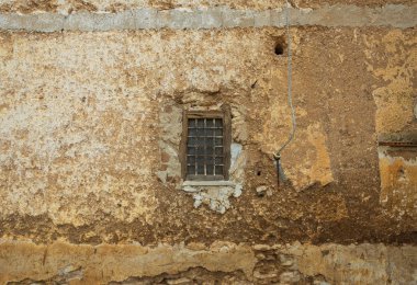 Merkezde rustik gövde ve pencere kahverengi tonlarında arka plan