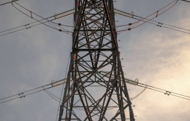 Yüksek gerilim kulesi neredeyse ön planda alındı.