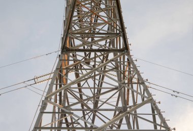 Yüksek gerilim kulesi neredeyse ön planda alındı.