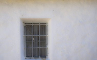 Rustik ön tamamen pencere ve ışık üzerinde gösteren çakmak ile beyaz badanalı.