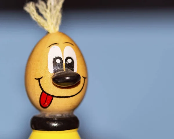 Mavi arka plan üzerine dost ahşap bebek oluşan arka plan