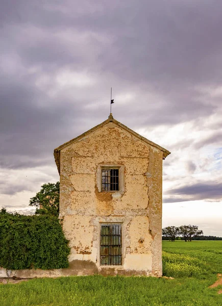 Gökyüzünü duyuran bir fırtına nın altında kırsal kesimin ortasında yalnız kırsal konut
