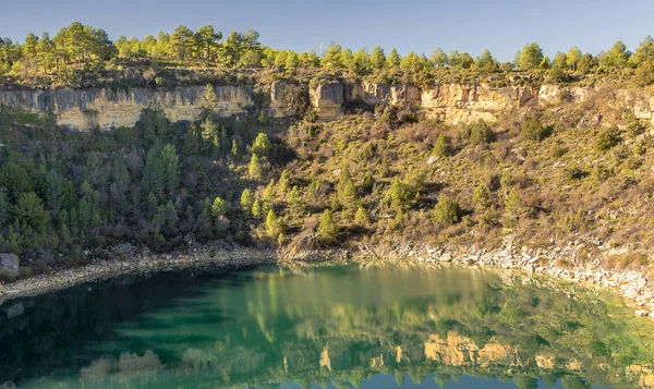 Arka planda ay ile dairesel lagün.