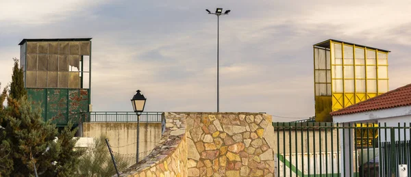 Bir ormanın cephesinde simetriler ve renkler.