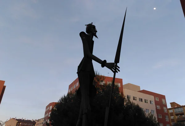 Don Kişot, La Mancha'da küçük bir İspanyol şehrinin meydanında başının üstünde bir güvercinle.