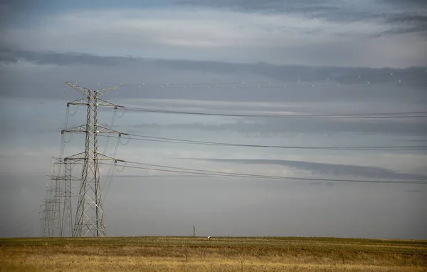 Yüksek gerilim kulesi neredeyse ön planda alındı.