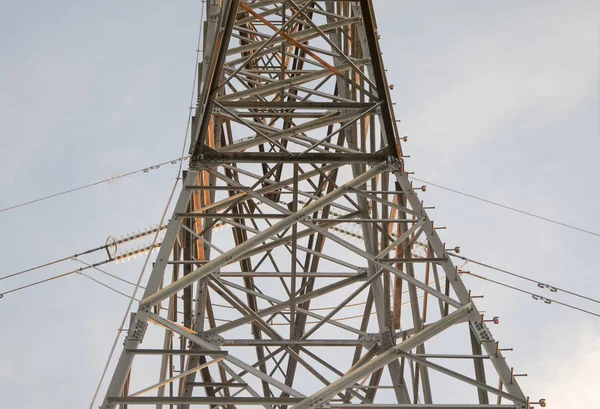 Yüksek gerilim kulesi neredeyse ön planda alındı.